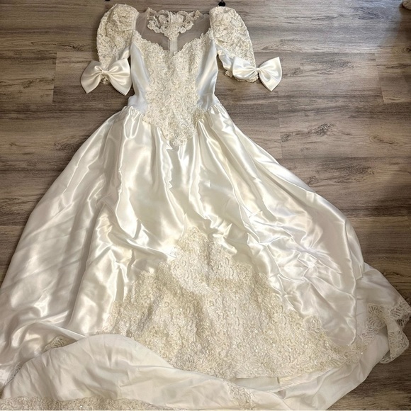 Vintage Alfred Angelo Collection Wedding Dress with long beaded Train size small - Picture 3 of 17